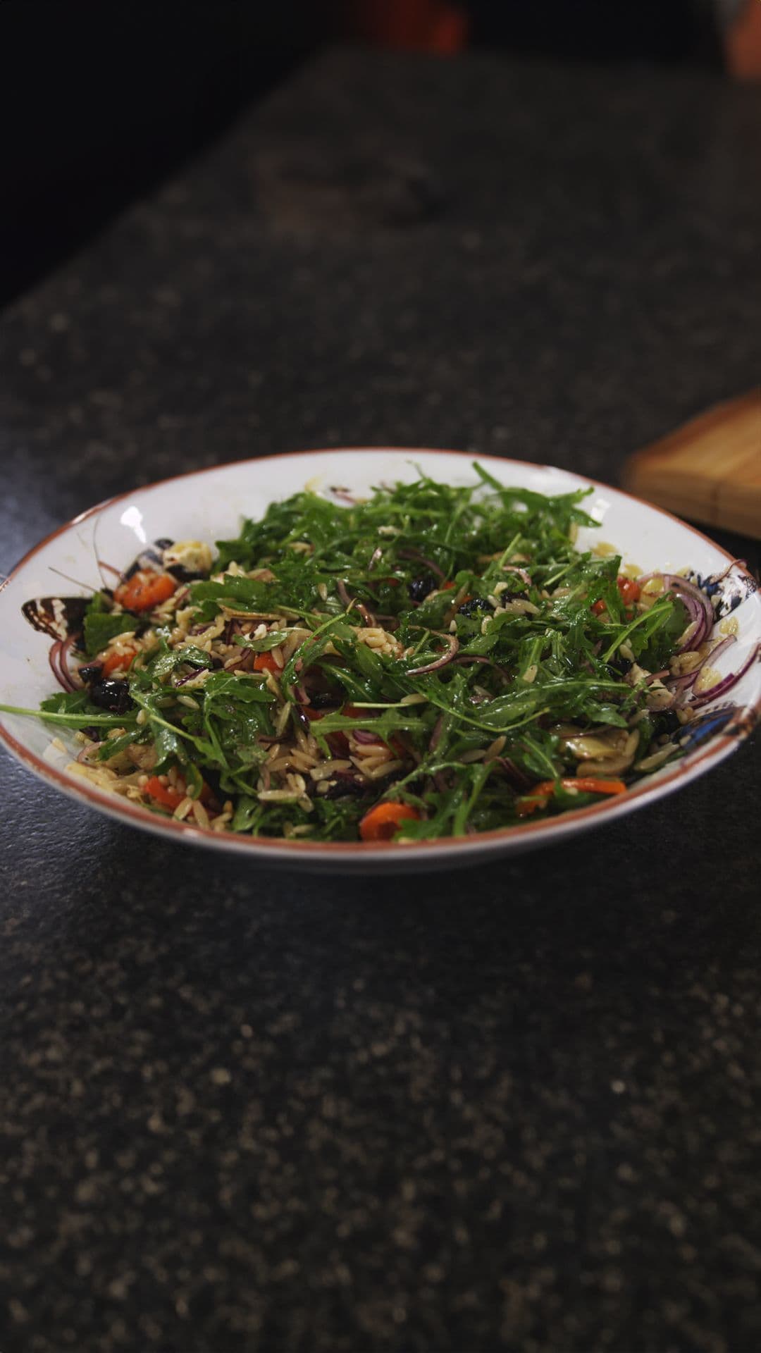 Salade met Griekse pasta en gegrilde paprika