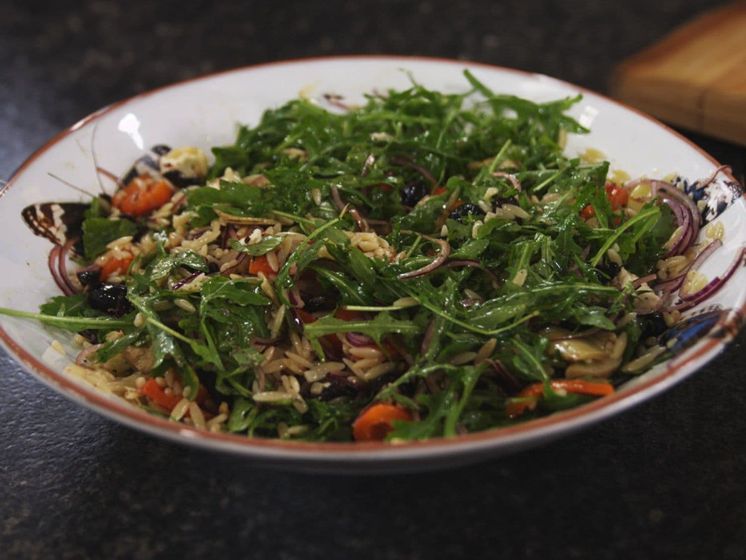 Salade met Griekse pasta en gegrilde paprika
