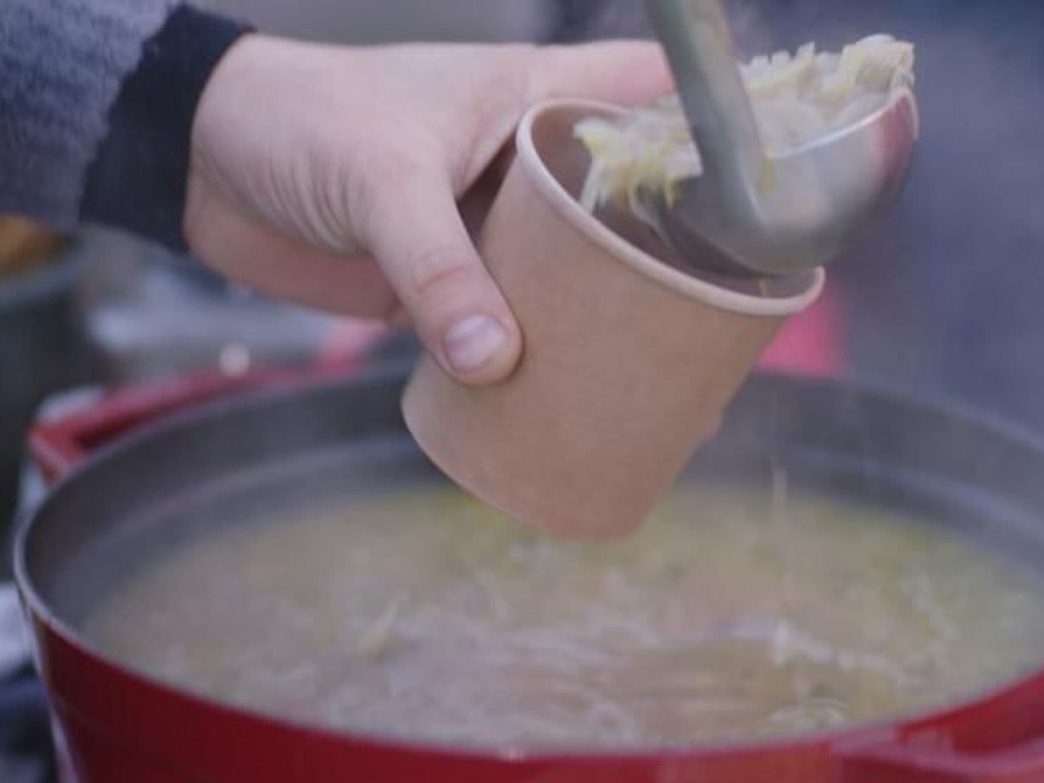 Uiensoep met spek en bruin brood