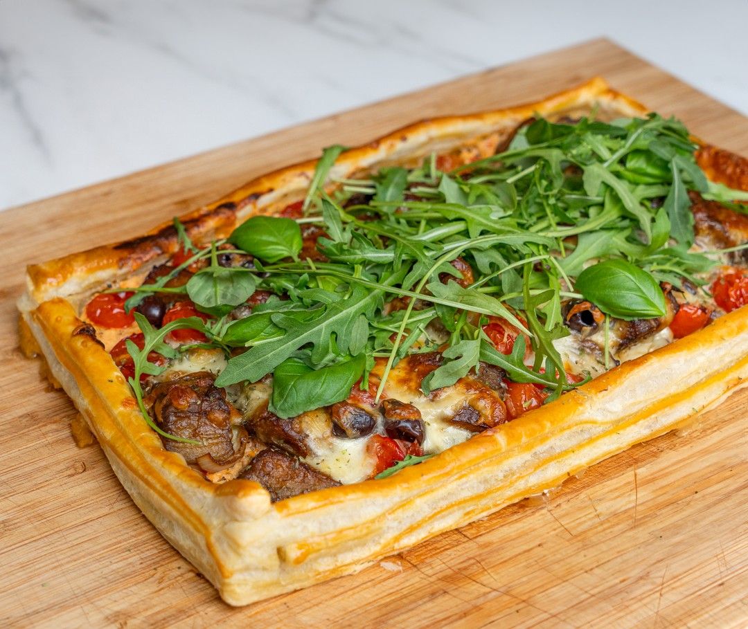 Bladerdeegtaart met aubergine, tomaat en mozzarella