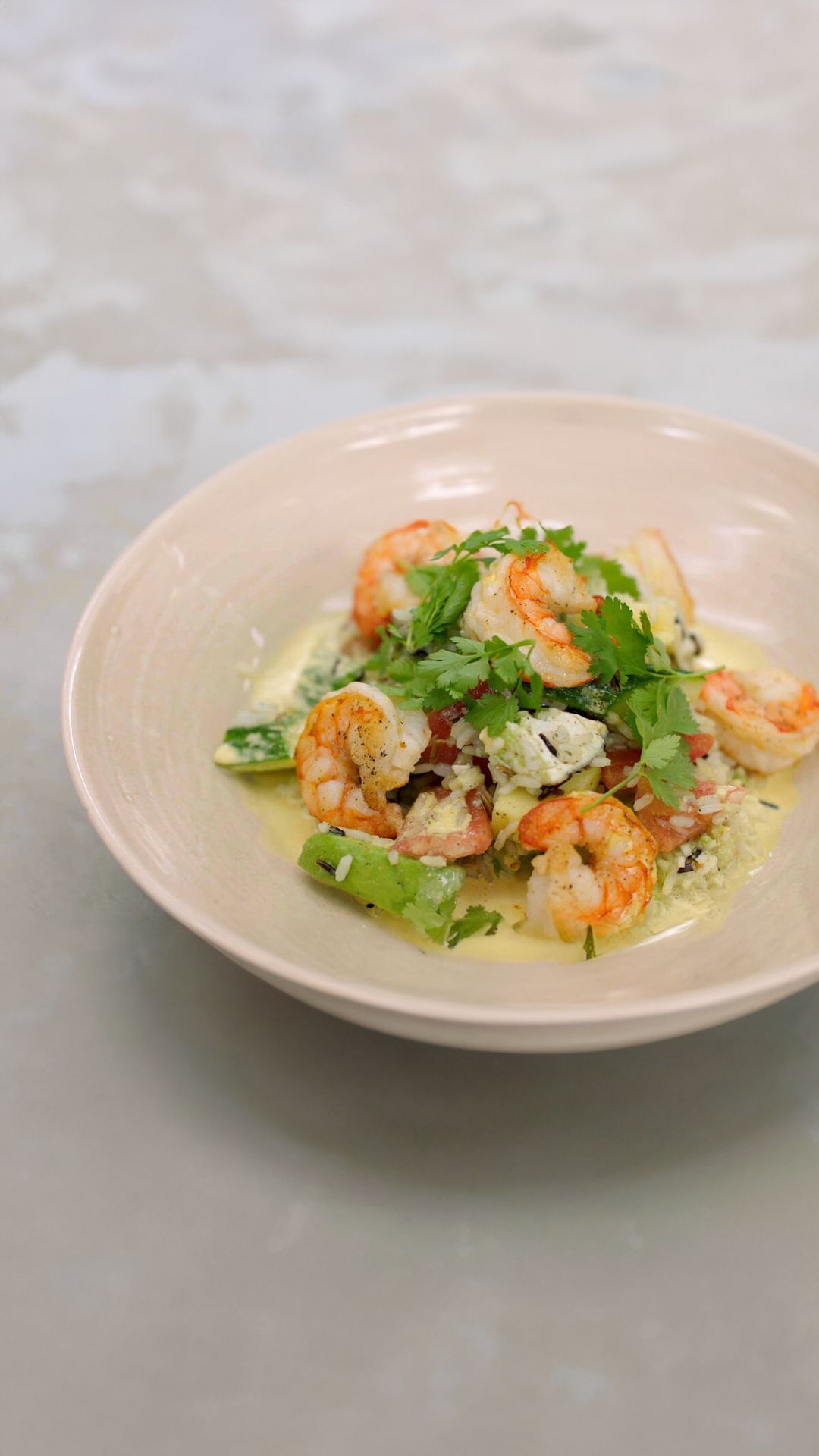 Wilde rijstsalade met gebakken scampi en currydressing
