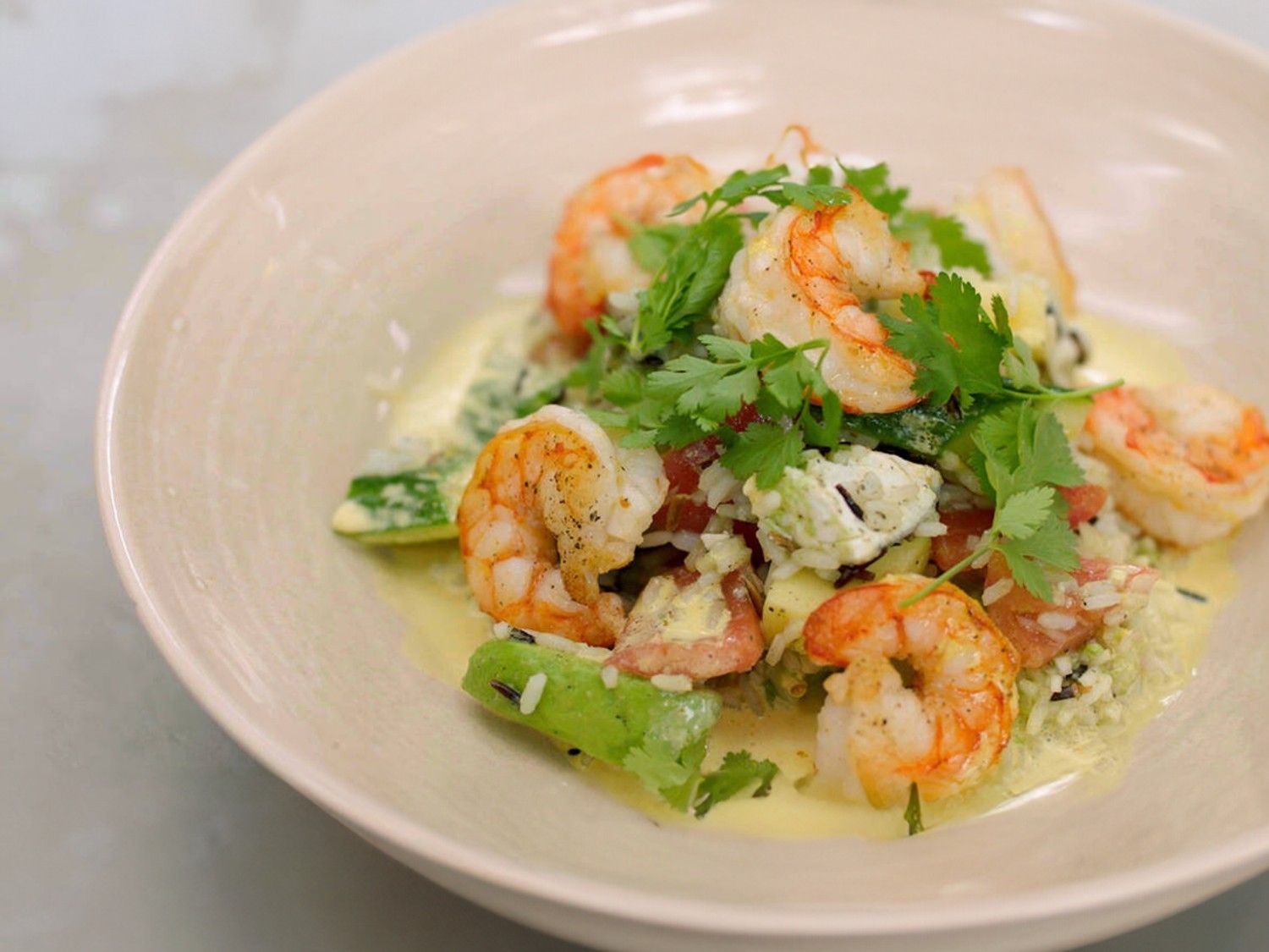 Wilde rijstsalade met gebakken scampi en currydressing