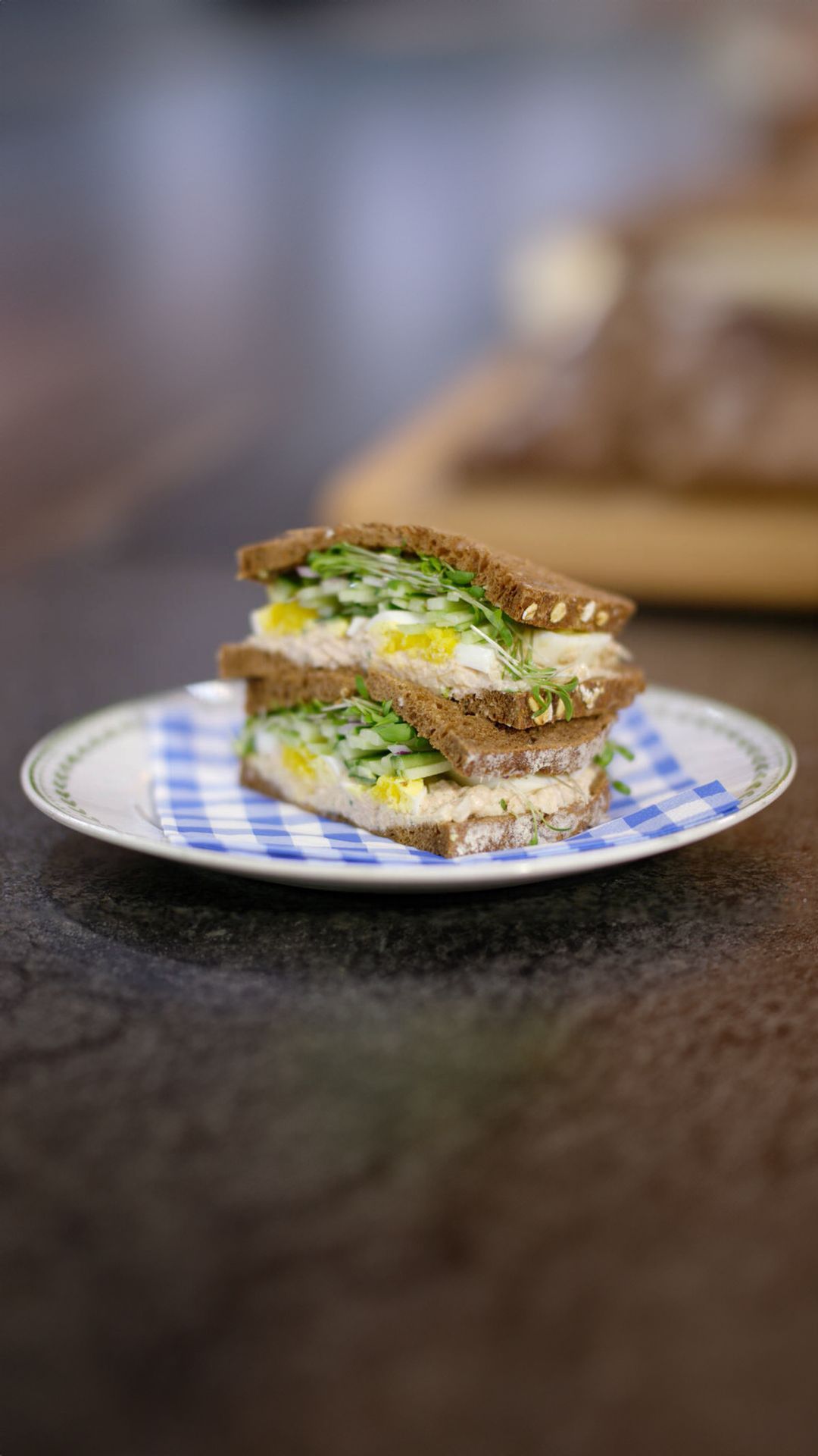 Boterham met salade van zalm, selder en appel