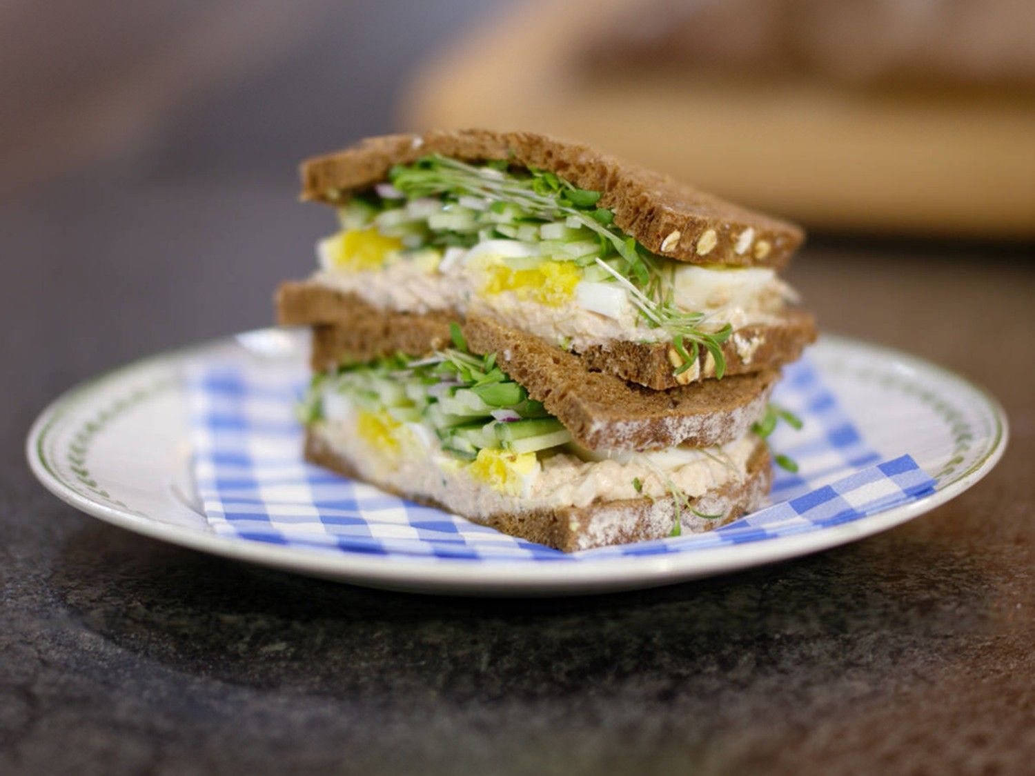 Boterham met salade van zalm, selder en appel