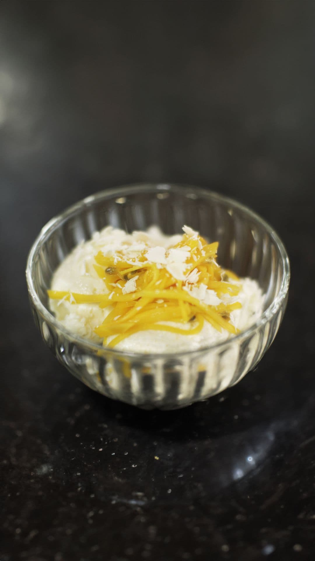 Wittechocolademousse met mango en passievrucht