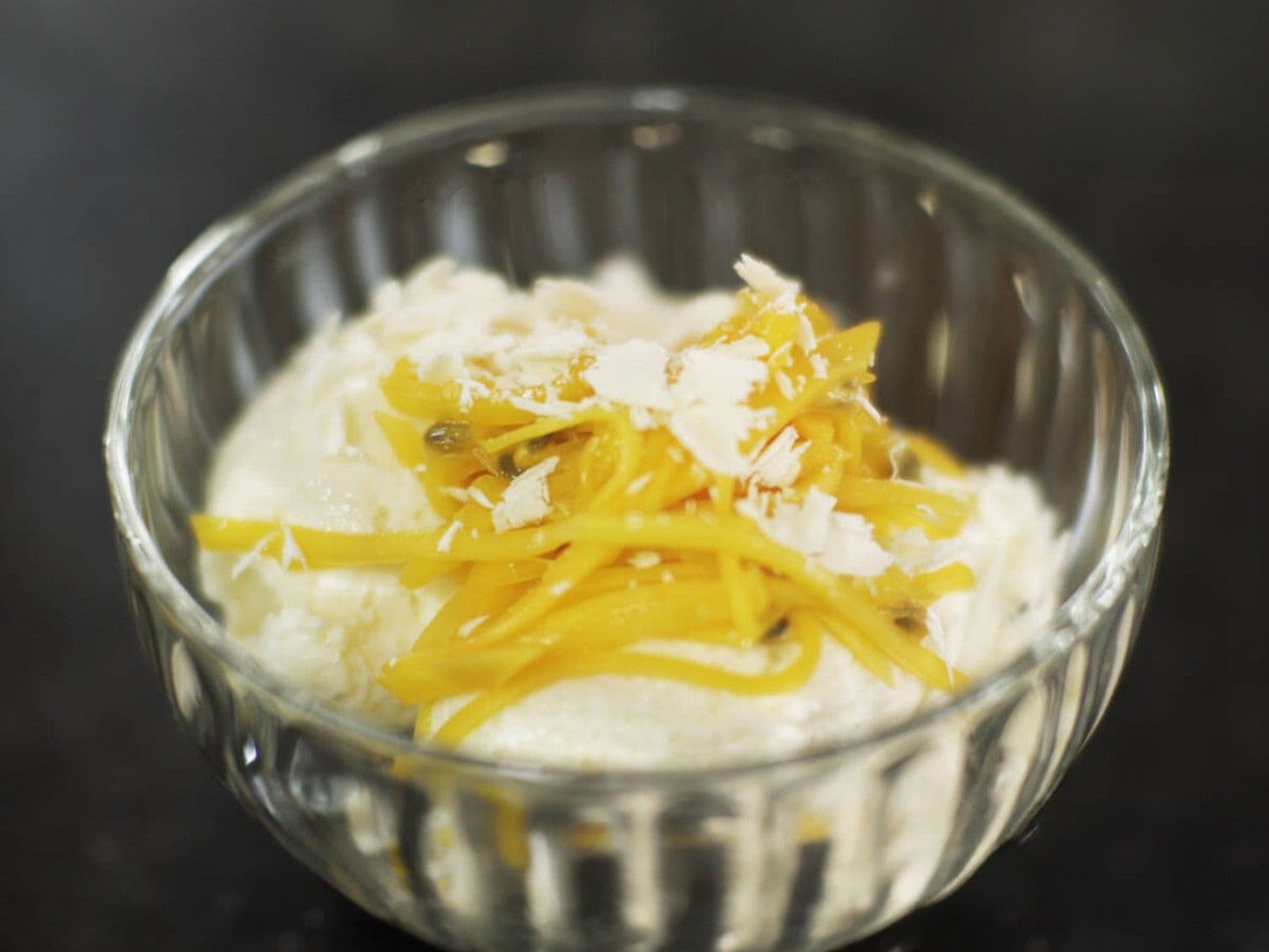 Wittechocolademousse met mango en passievrucht