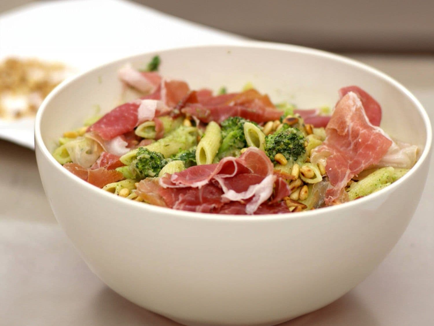 Penne met broccoli, geitenkaas en droge ham