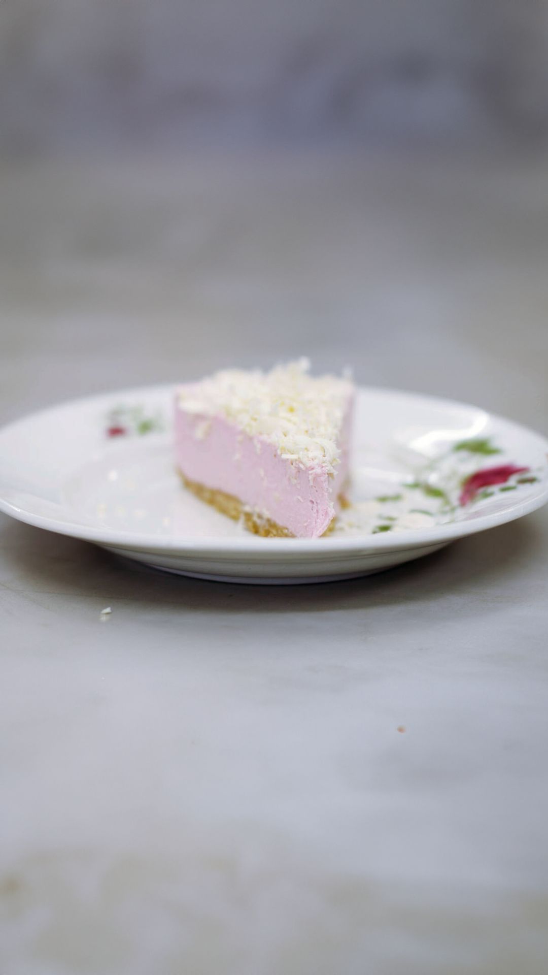 Taart van frambozenmousse met witte chocolade