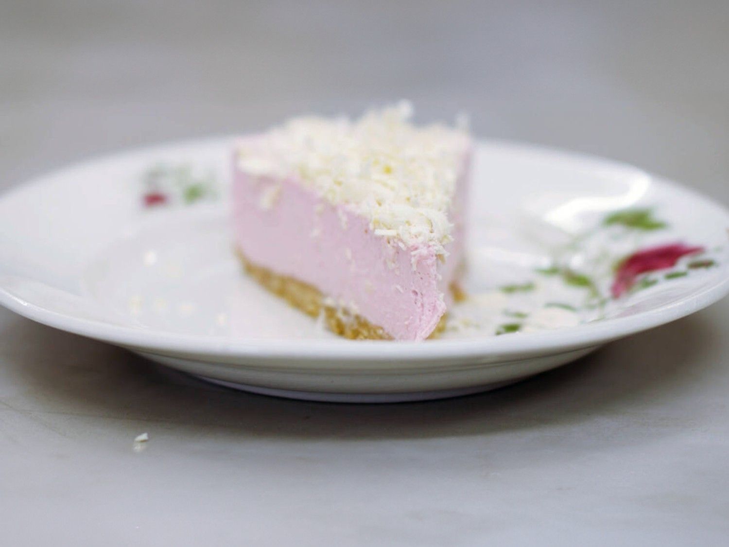 Taart van frambozenmousse met witte chocolade