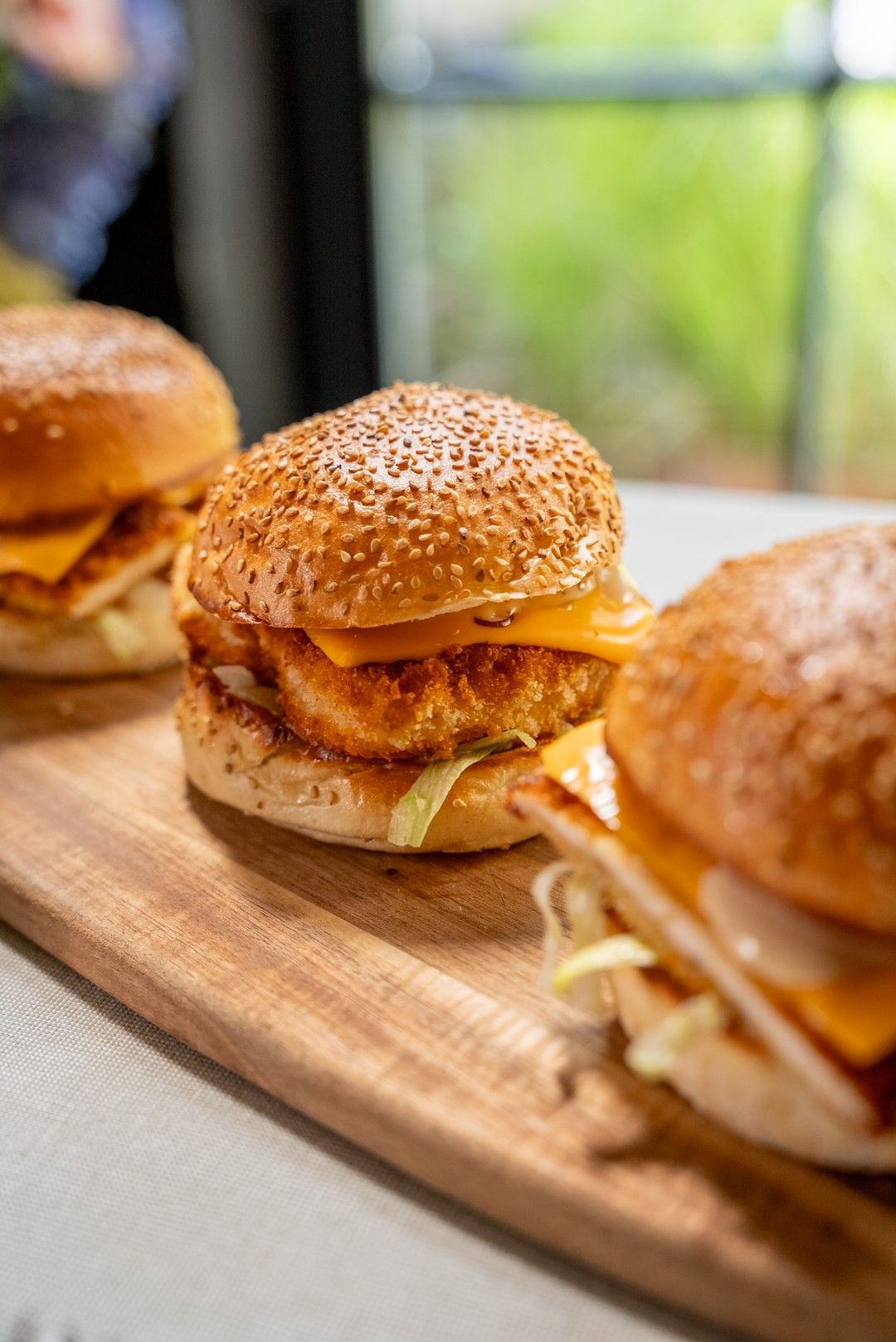 Chickenburger met pepermayonaise en stroaardappelen
