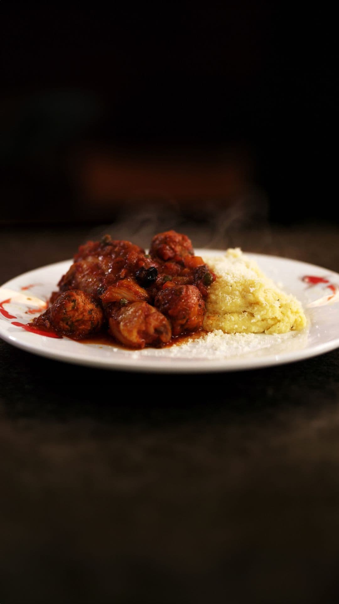 Stoofpotje van kip met balletjes, tomaat en polenta