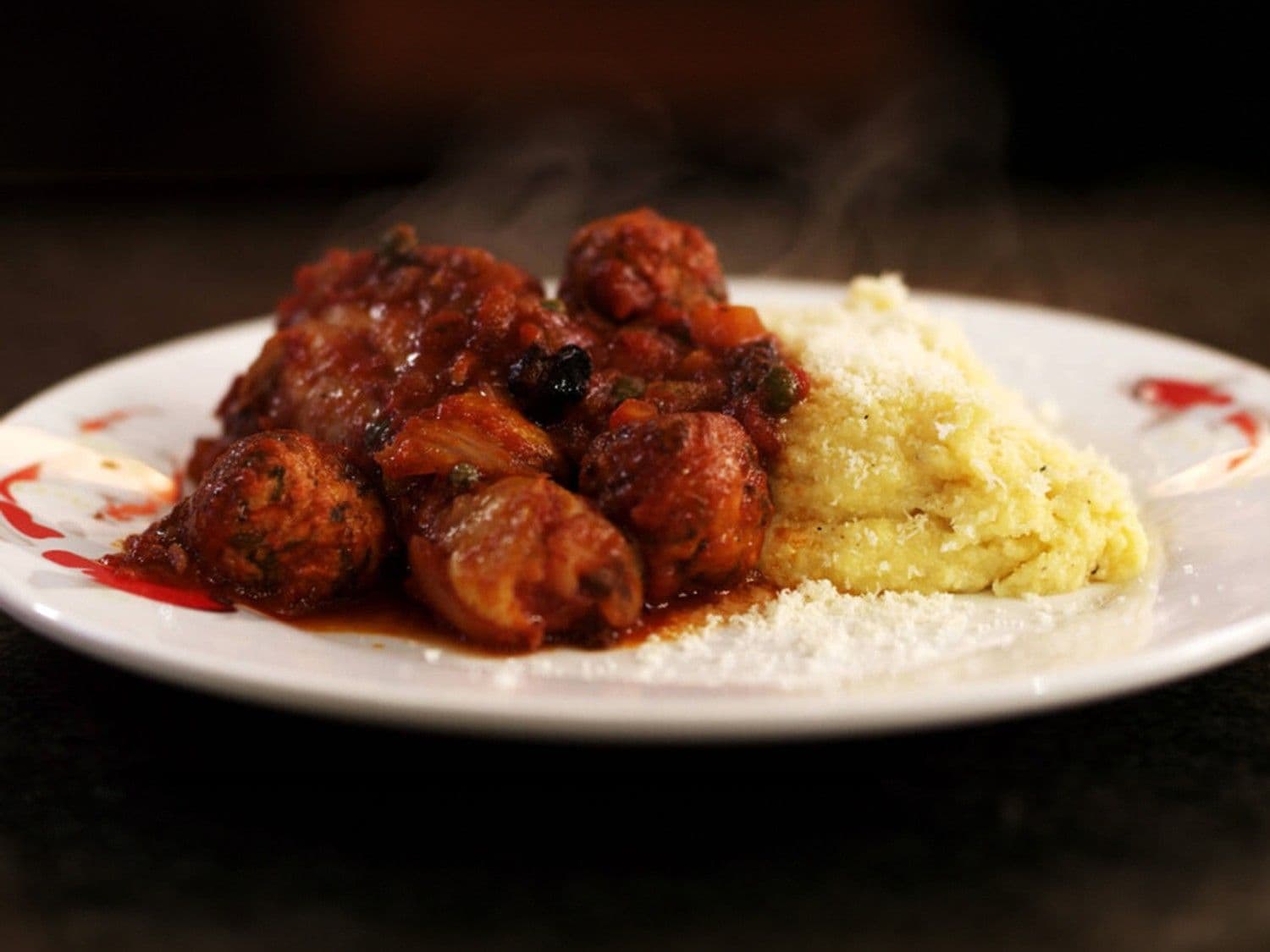 Stoofpotje van kip met balletjes, tomaat en polenta