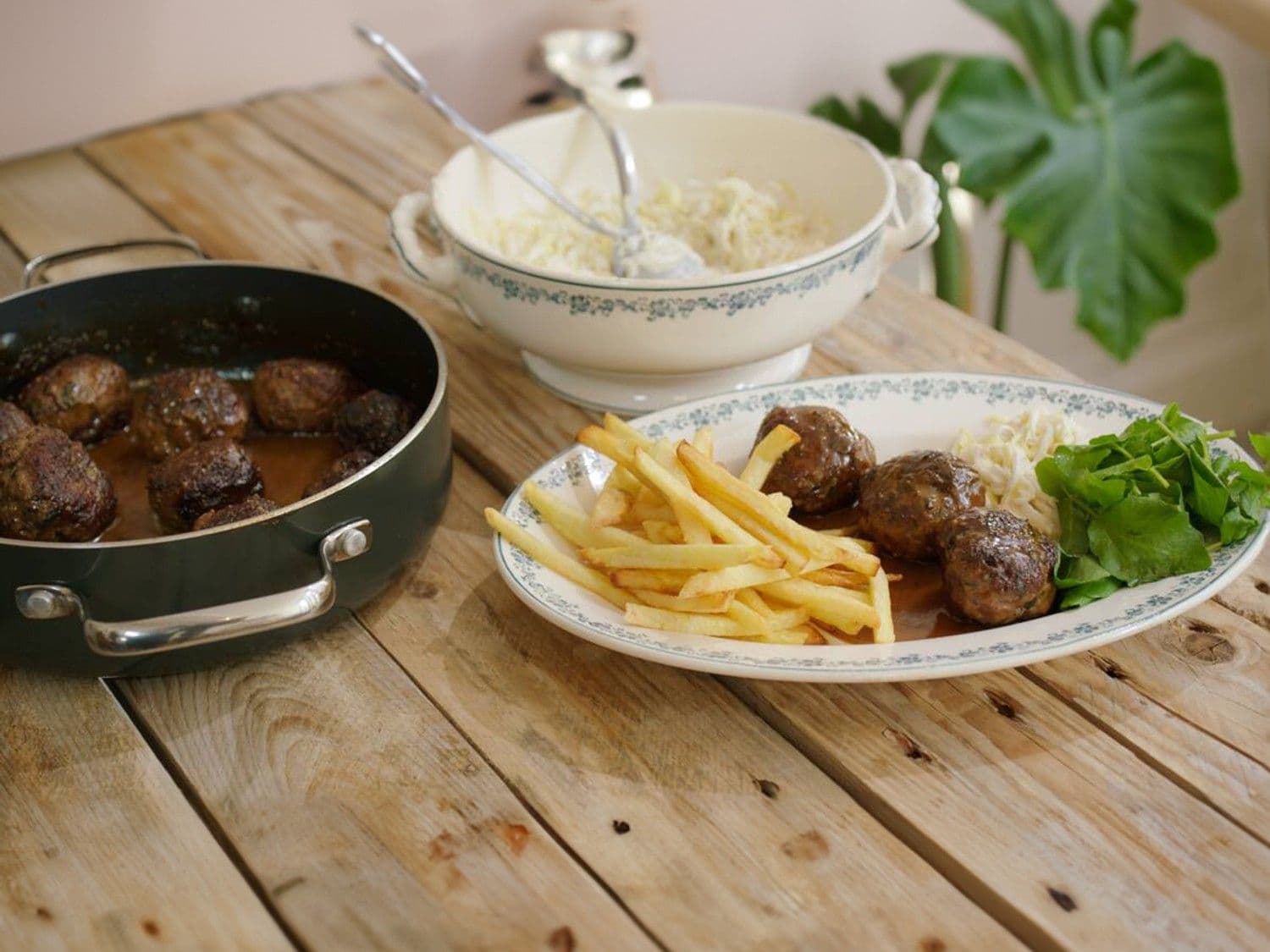 Balletjes in peperroom met frietjes en witloof