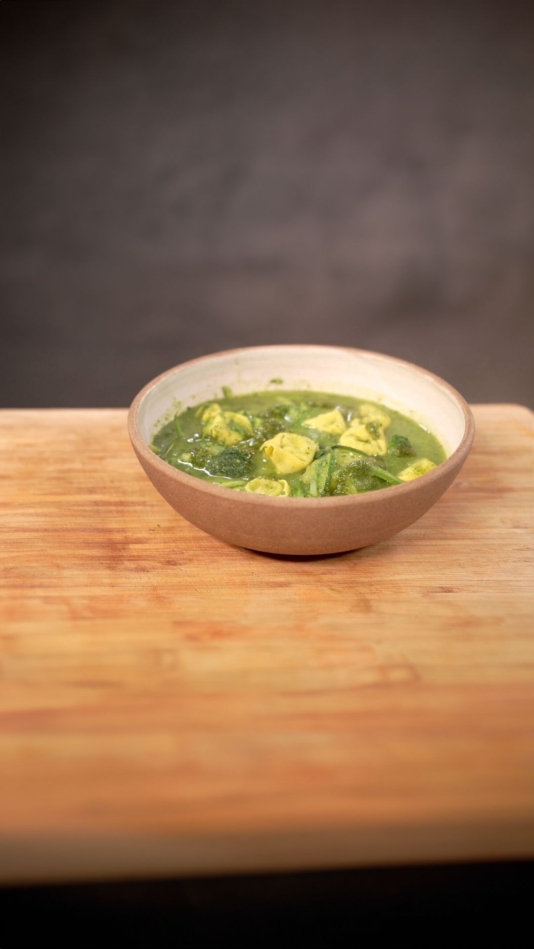 Maaltijdsoep met groene groenten, pesto en tortellini