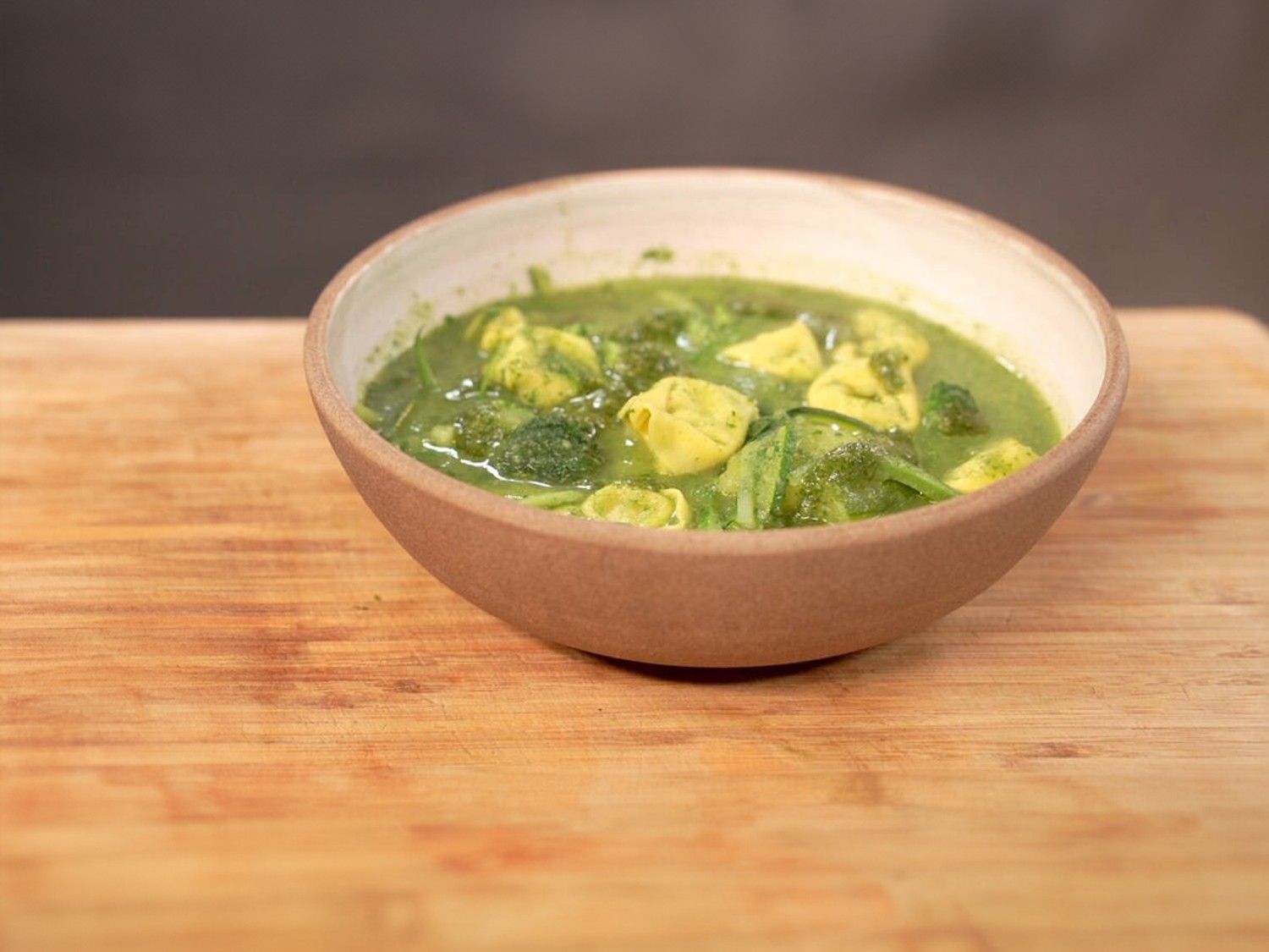 Maaltijdsoep met groene groenten, pesto en tortellini
