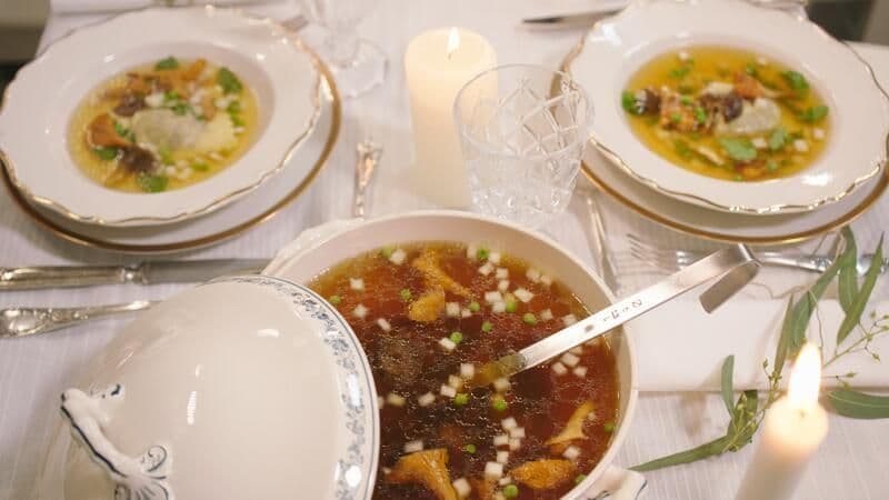 Consommé en ravioli van ossenstaart met boschampignons