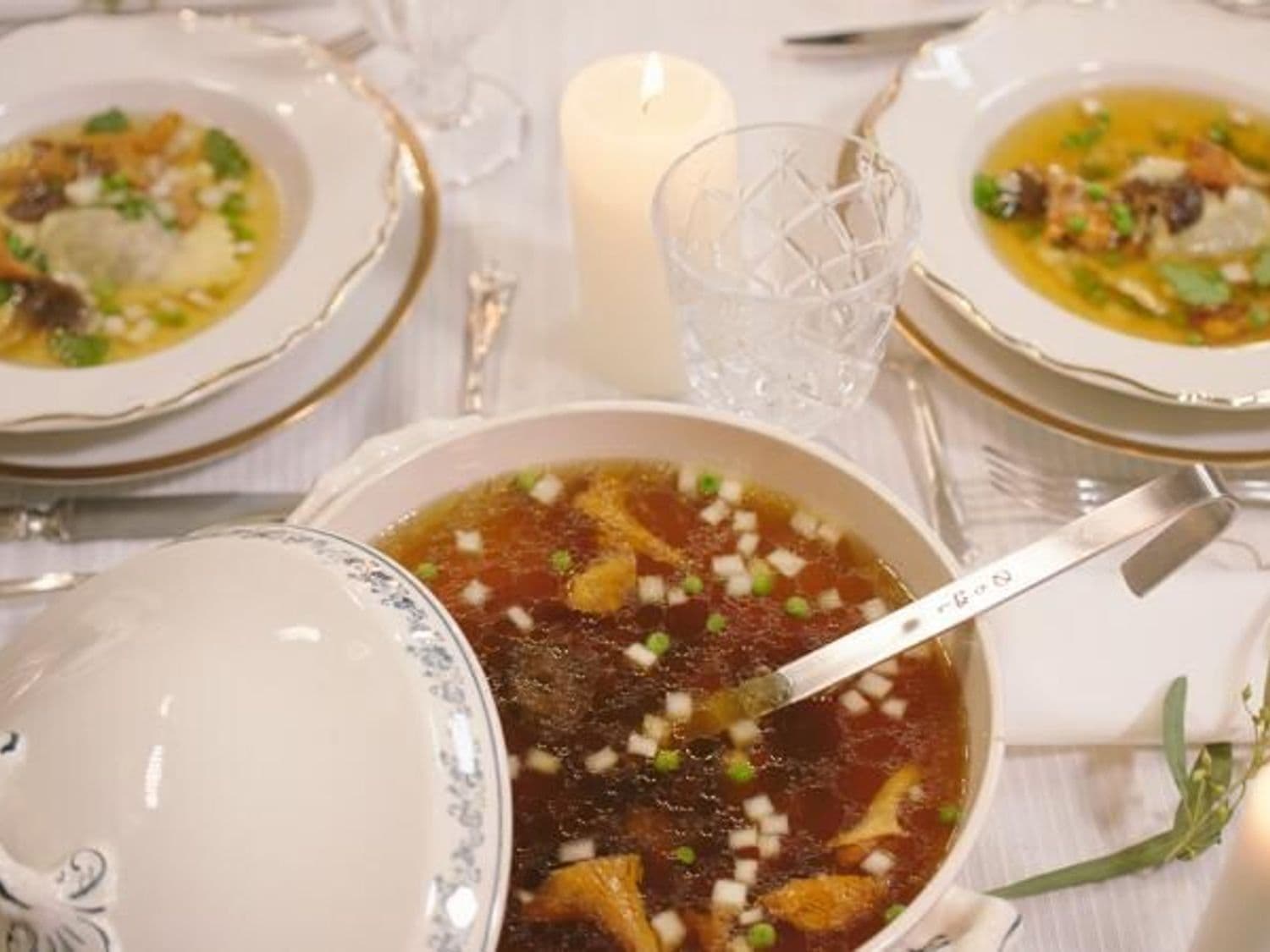 Consommé en ravioli van ossenstaart met boschampignons