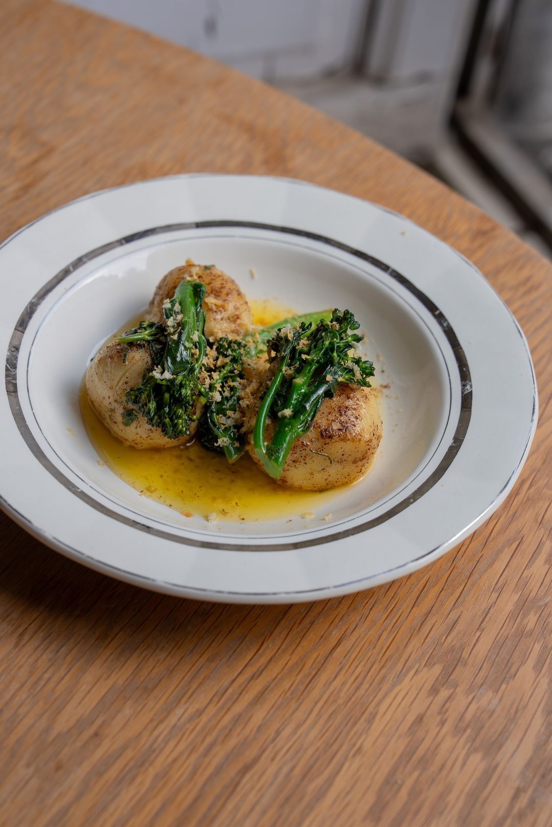 Aardappelballetjes gevuld met scamorza, botersaus met salie en broccolini