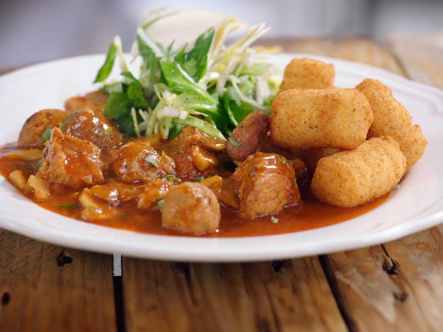Stoofpot van kalfsvlees, champignons en Madeira met kroketten