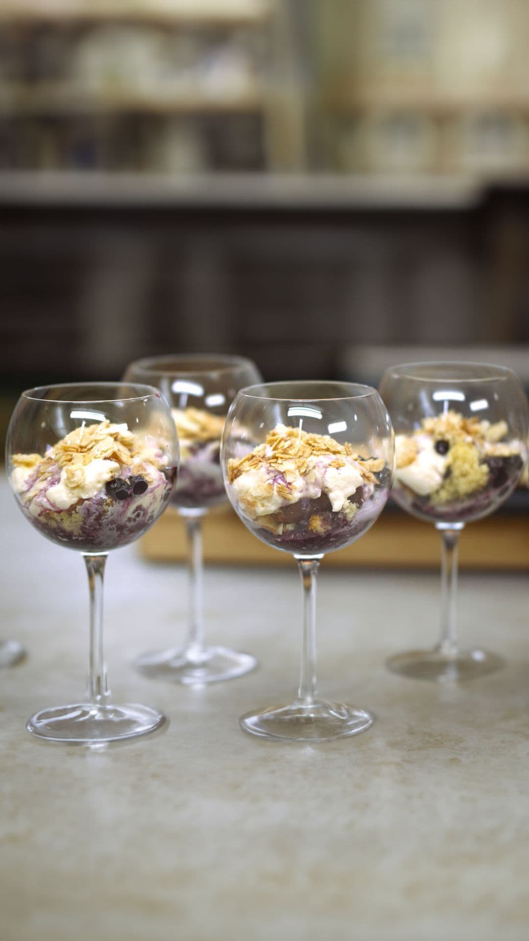 Trifledessert met mousse van mascarpone  en blauwe bessen