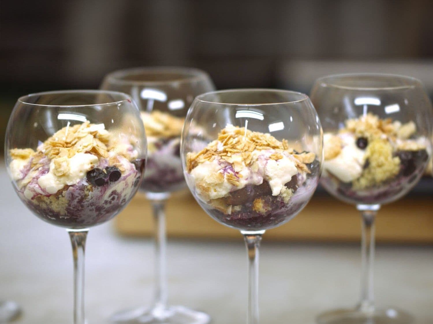 Trifledessert met mousse van mascarpone  en blauwe bessen
