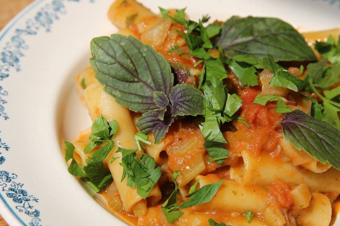 Penne met venkel, tomaat, kappertjes en ansjovis