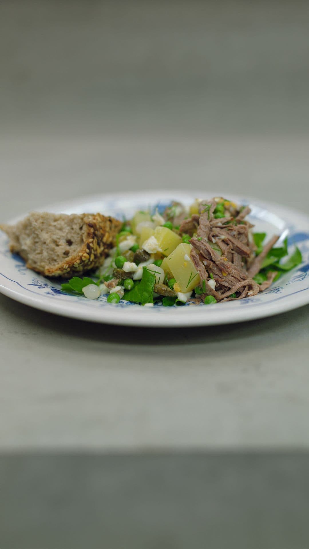 Huzarensalade met roggebrood