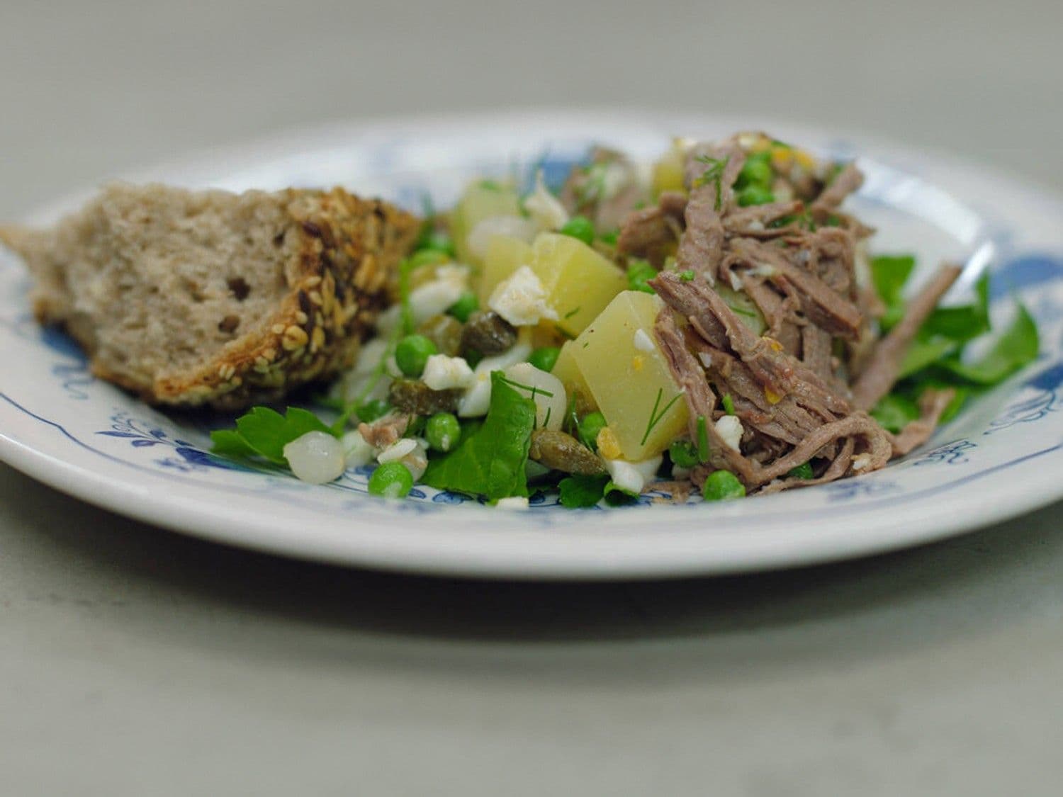 Huzarensalade met roggebrood