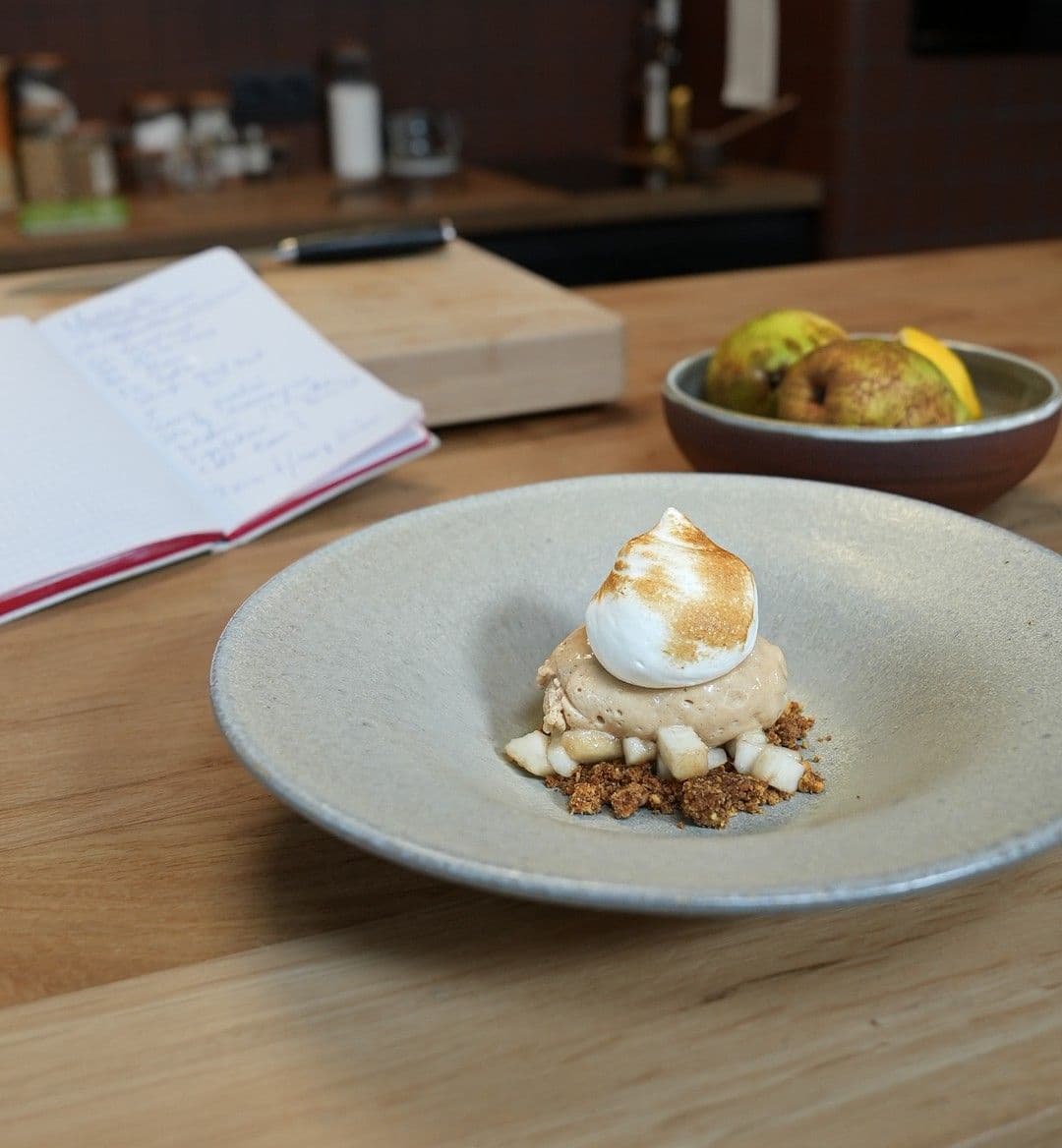 Mousse van praliné met peer, hazelnootcrumble en meringue