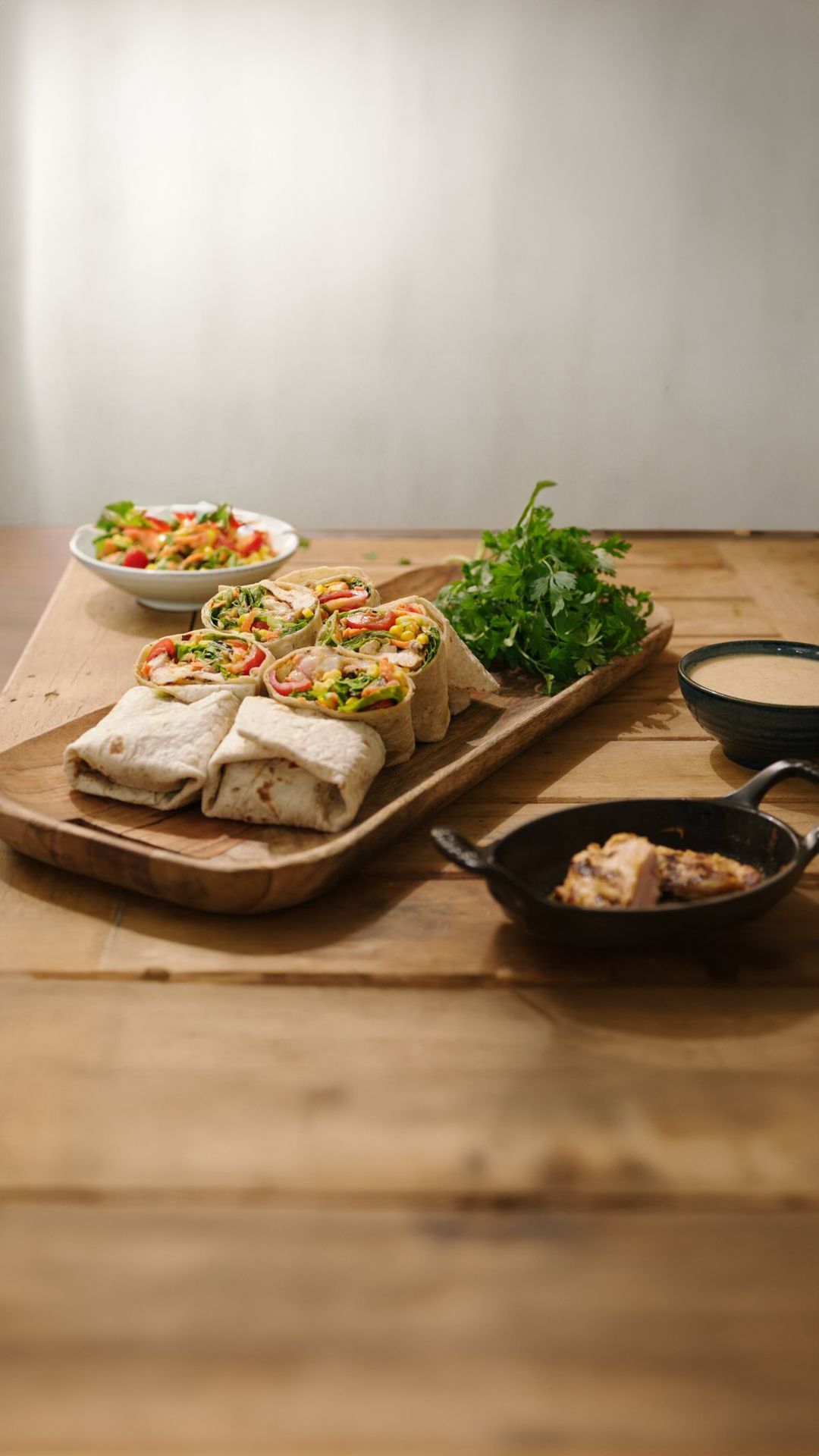 Burrito met kip en een mexicaanse salade