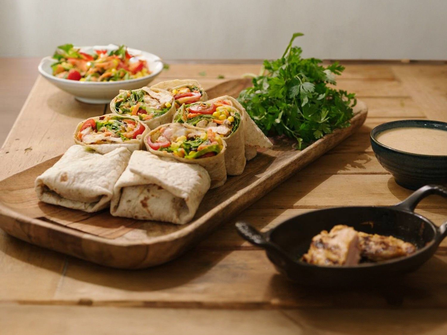 Burrito met kip en een mexicaanse salade