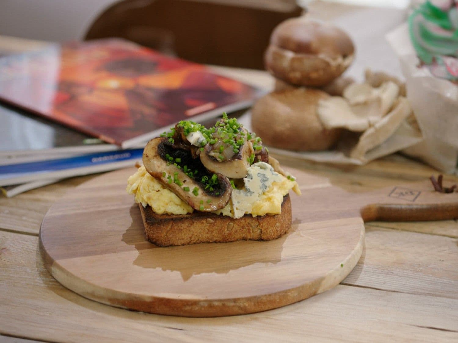 Toast champignon met roerei en blauwe kaas