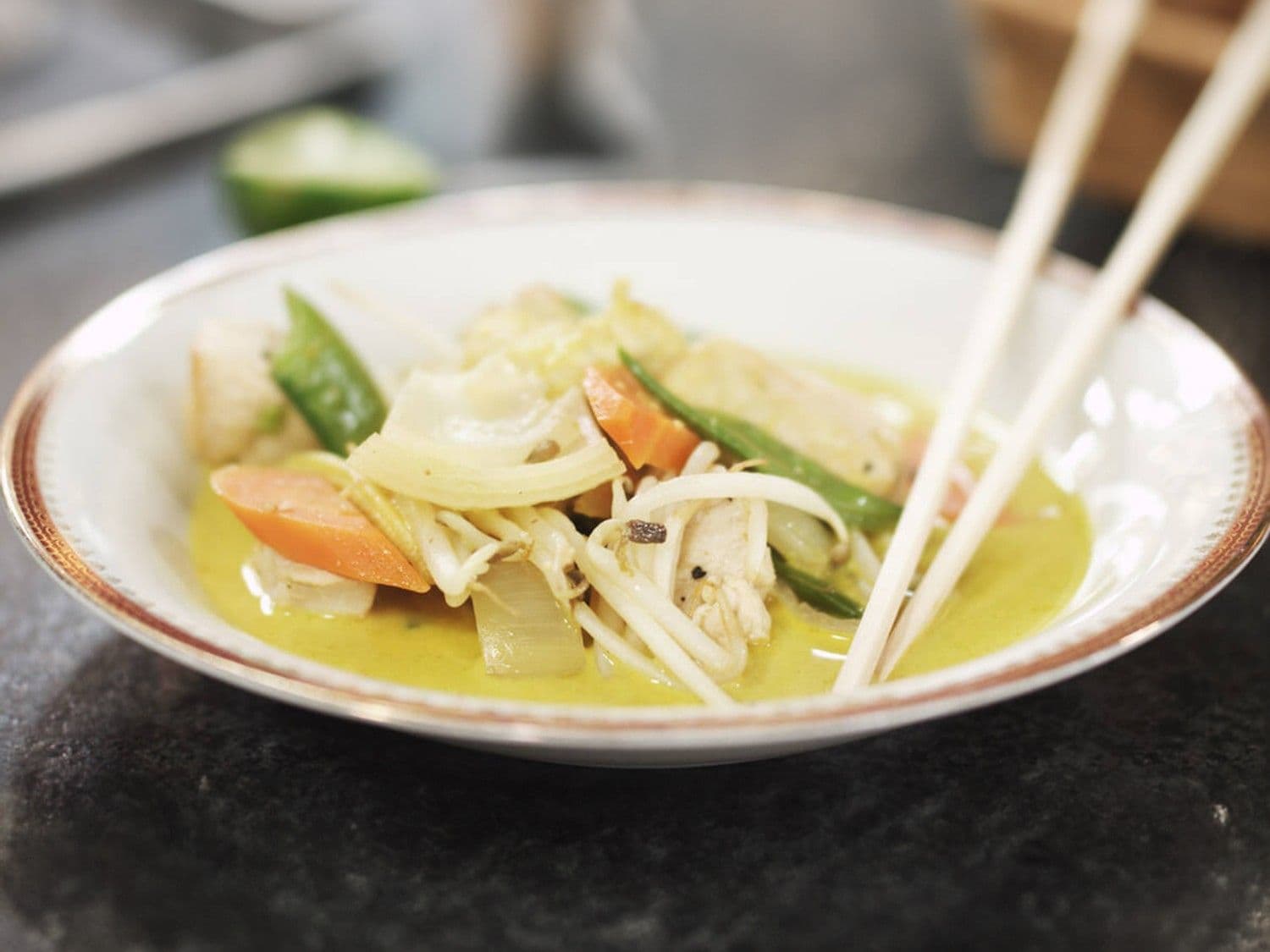 Kip met currysaus en groenten