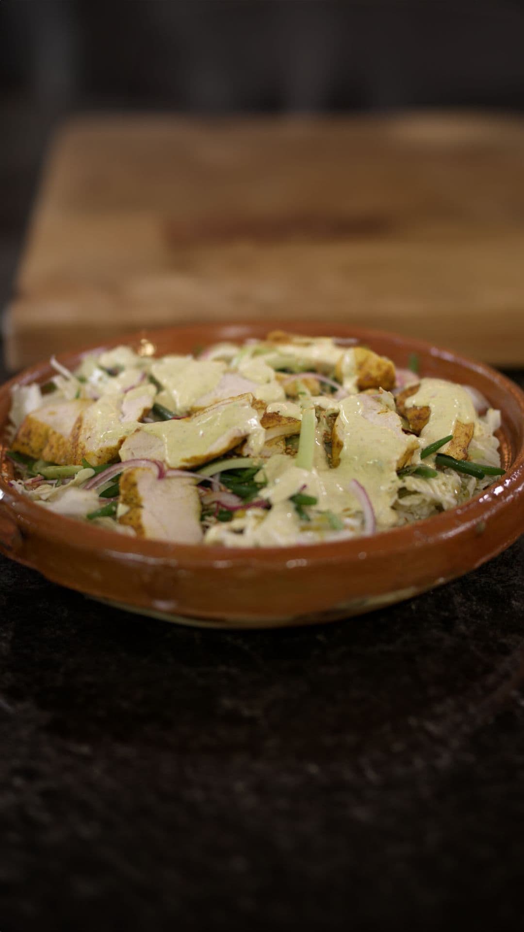 Salade met Chinese kool, gebakken kip en currydressing