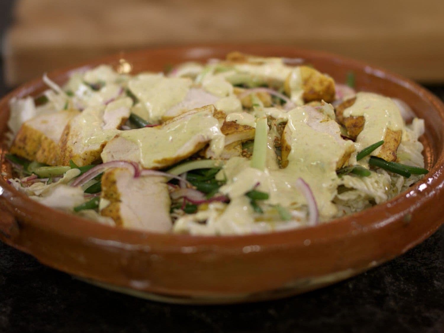 Salade met Chinese kool, gebakken kip en currydressing