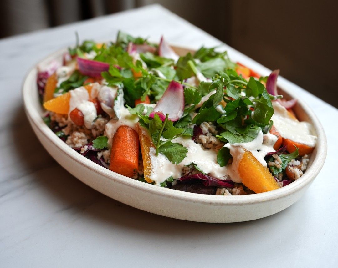 Haversalade met wortelen, sinaasappel, radicchio en tahin