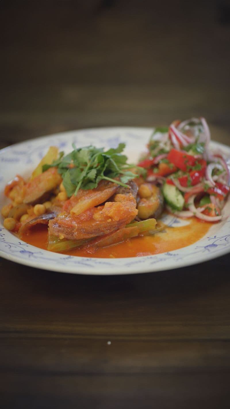 Tajine met aubergine, zoete aardappel en kikkererwten