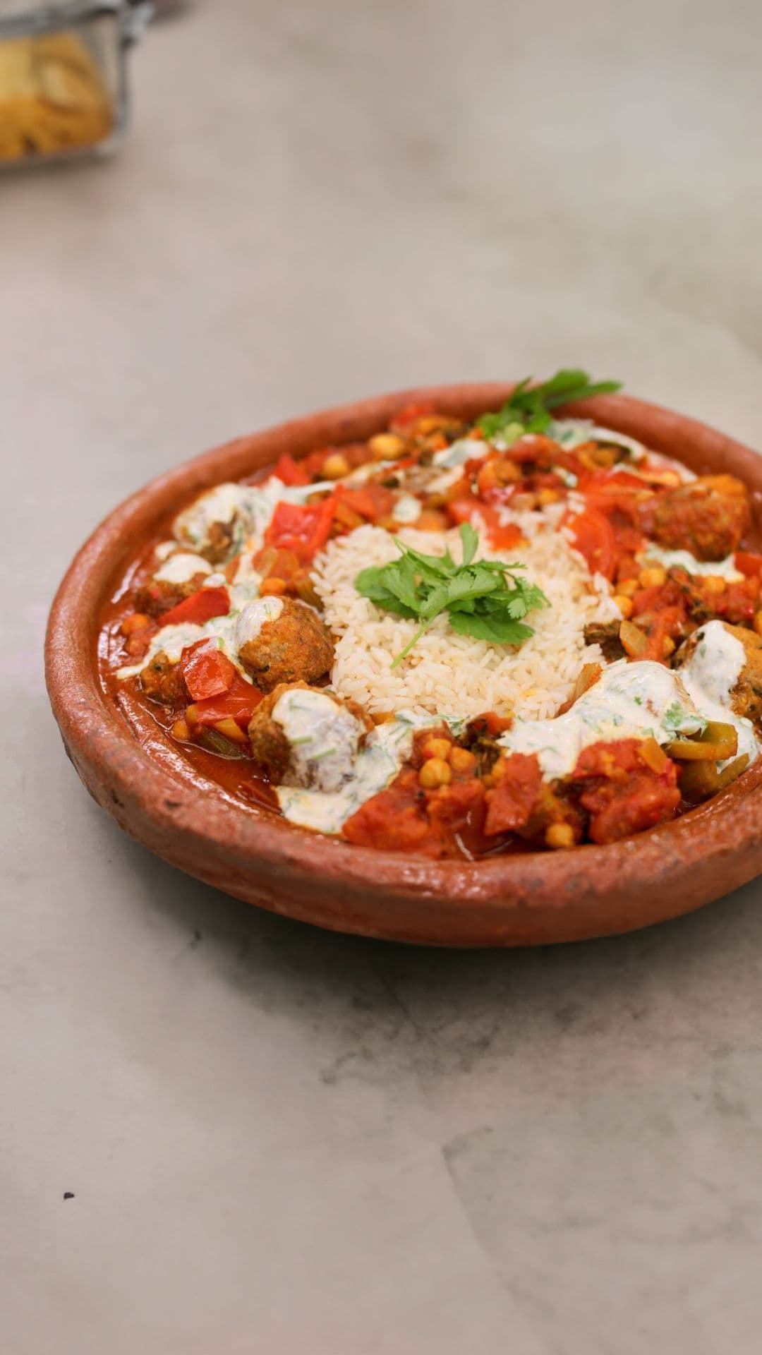 Stoofpotje met lamskefta, yoghurtsaus en rijst