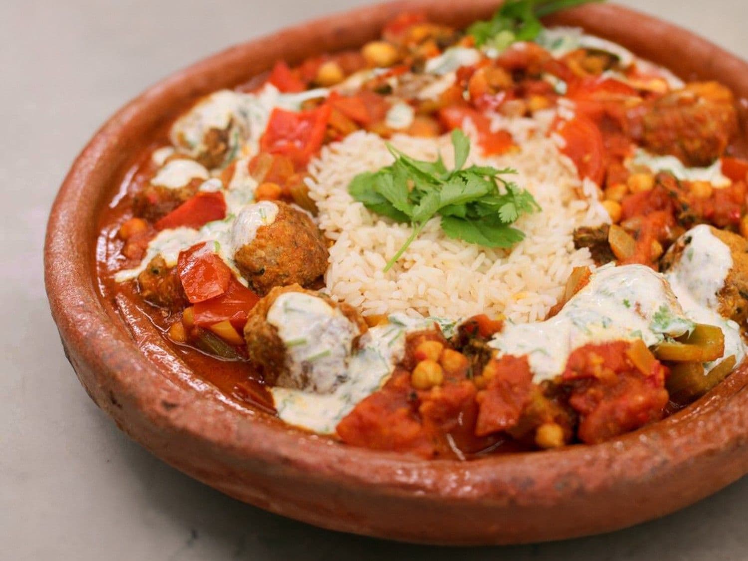 Stoofpotje met lamskefta, yoghurtsaus en rijst
