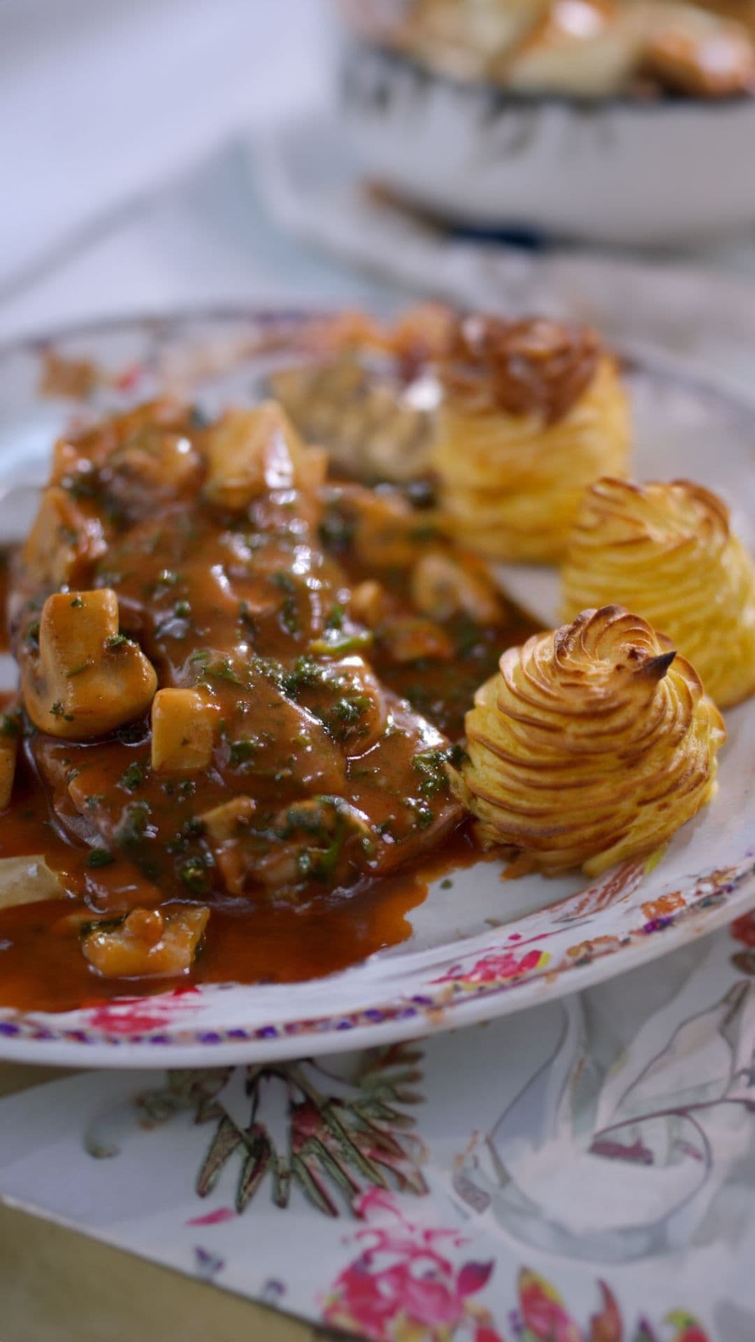 Kalfstong in maderasaus met pommes duchesse