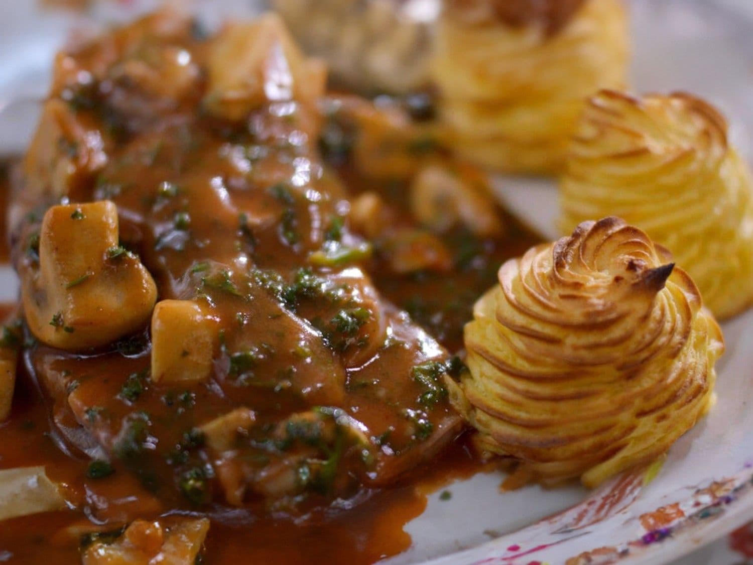 Kalfstong in maderasaus met pommes duchesse