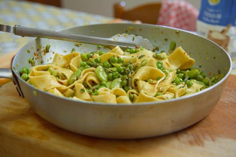 Pasta met verse erwtjes, tuinbonen en groene asperges