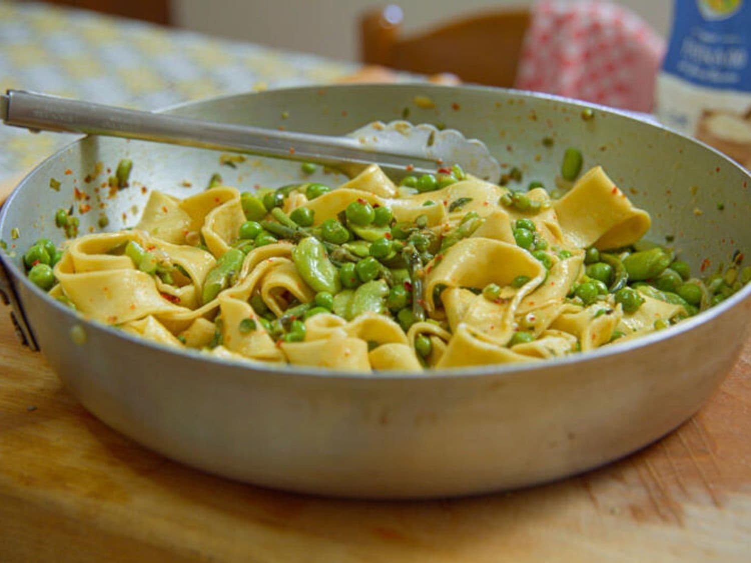 Pasta met verse erwtjes, tuinbonen en groene asperges