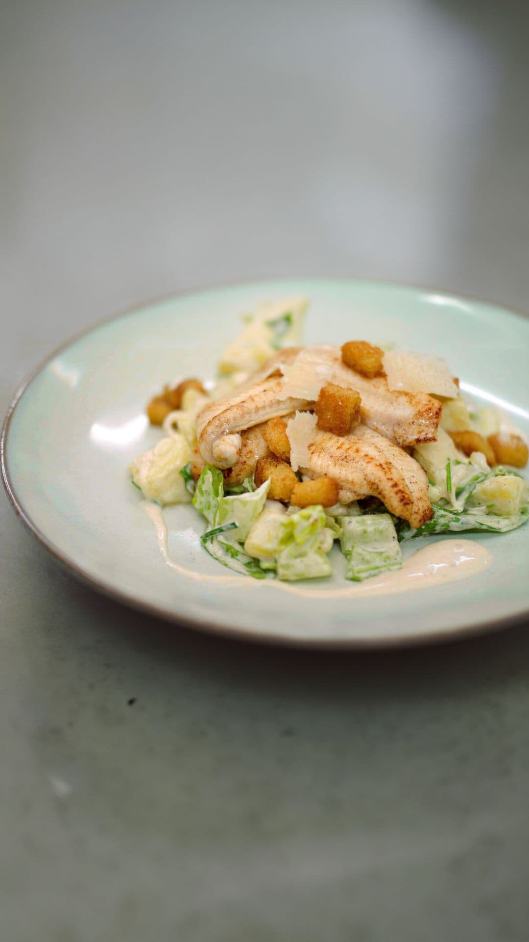 Gebakken zeetong met aardappelsalade Caesar