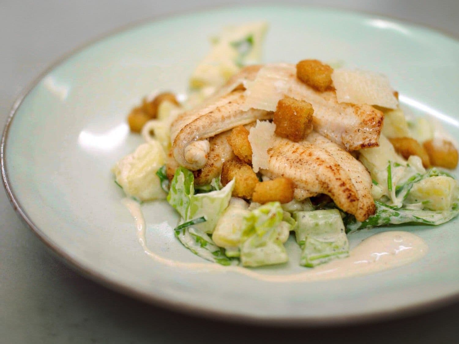 Gebakken zeetong met aardappelsalade Caesar