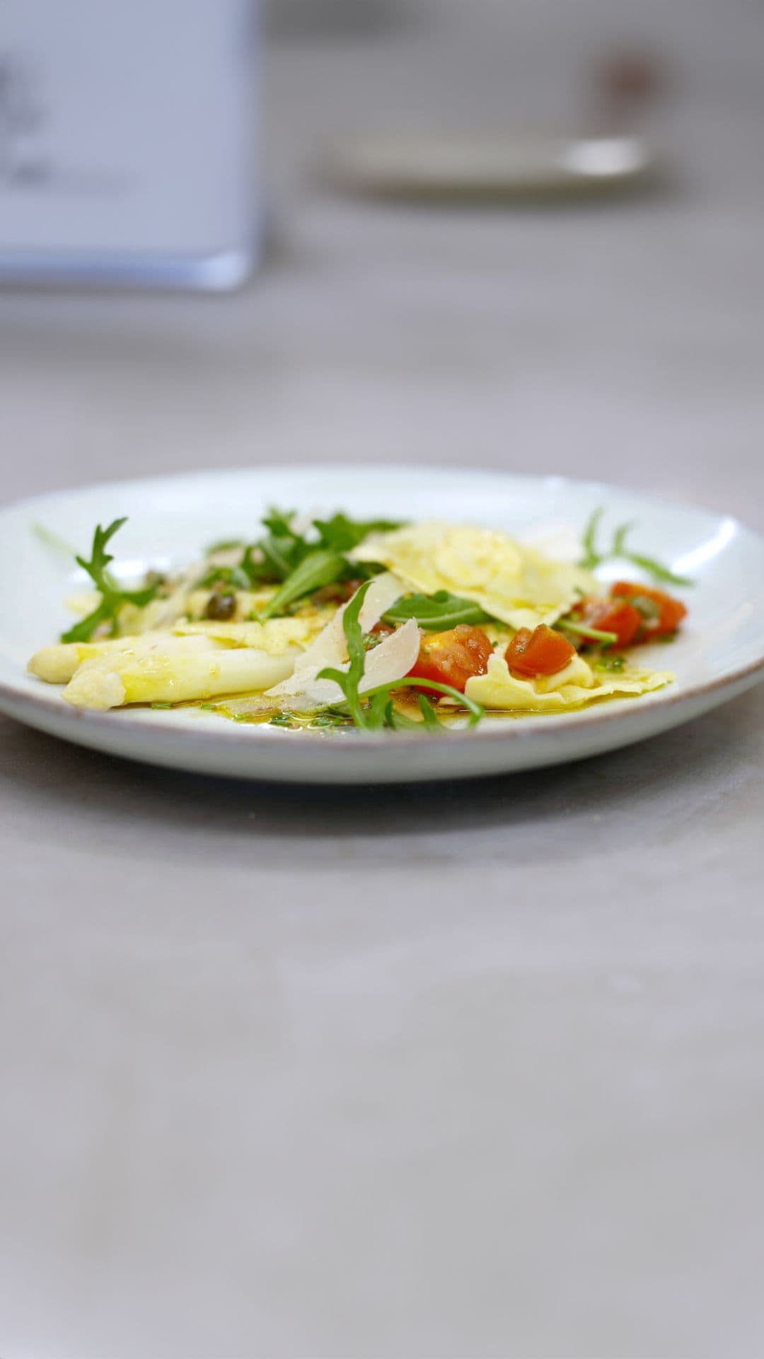 Ravioli met Parmezaanvulling, asperges en tomatenvinaigrette