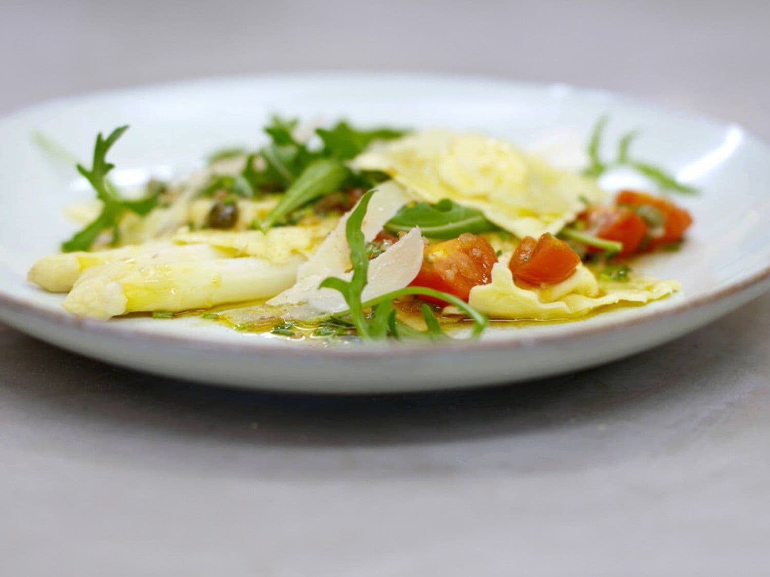 Ravioli met Parmezaanvulling, asperges en tomatenvinaigrette