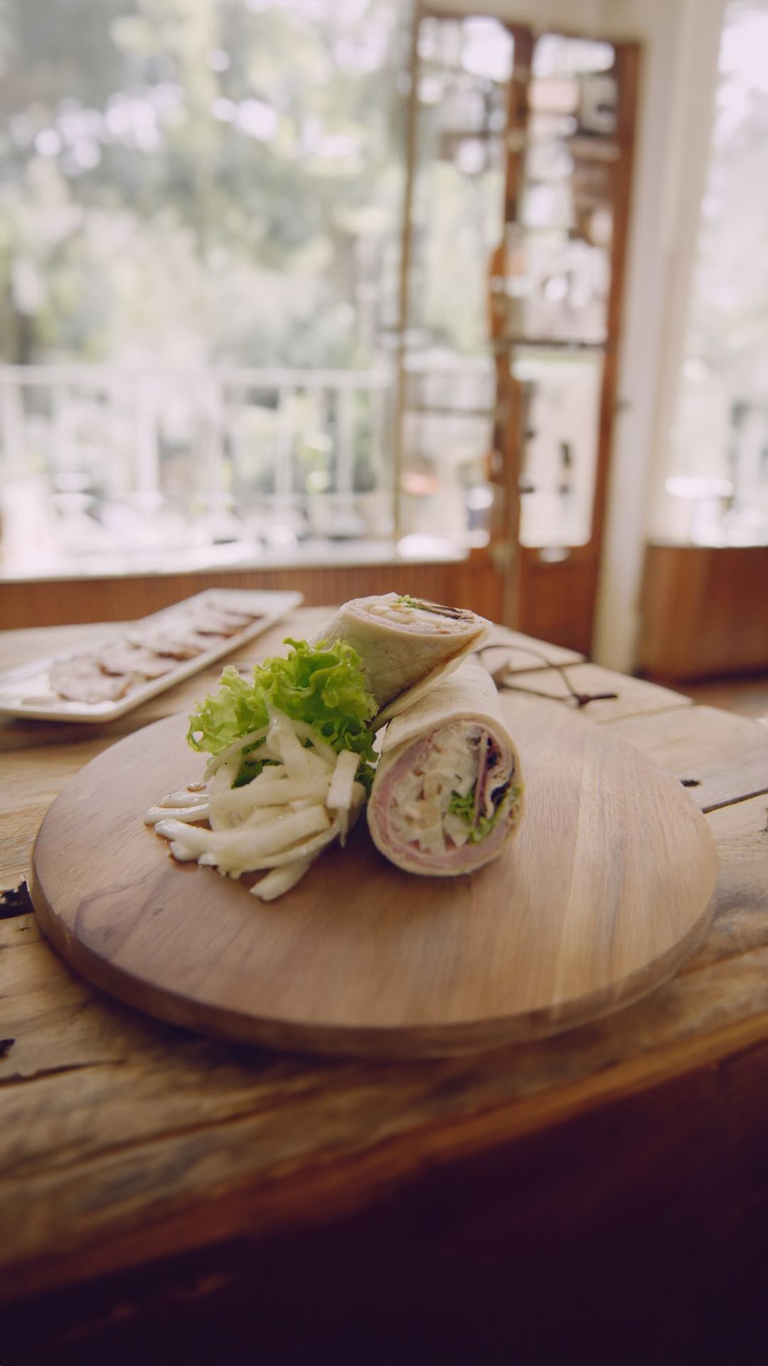Wraps met kalfsvlees, knolselder en tonijnmayonaise