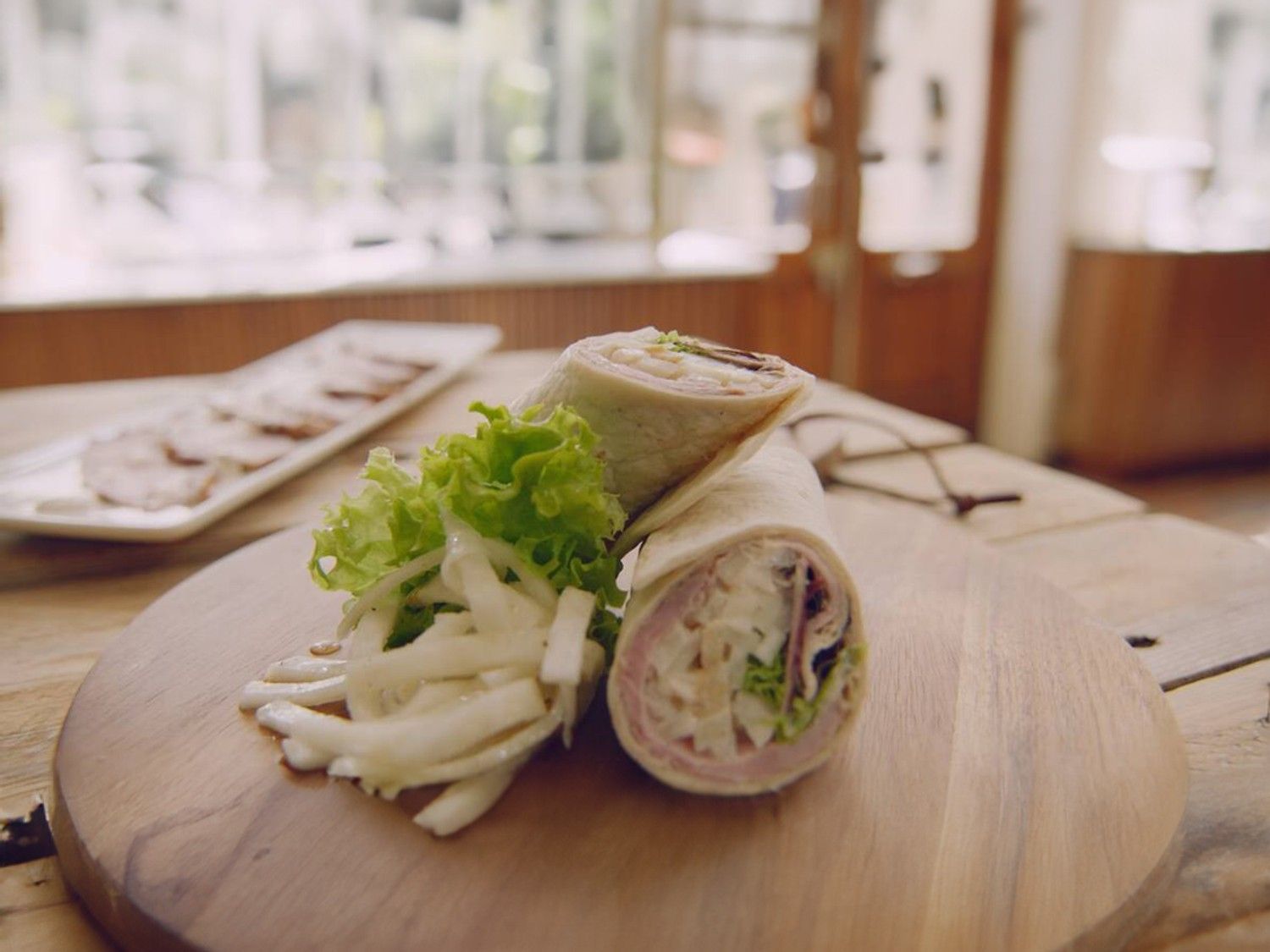 Wraps met kalfsvlees, knolselder en tonijnmayonaise