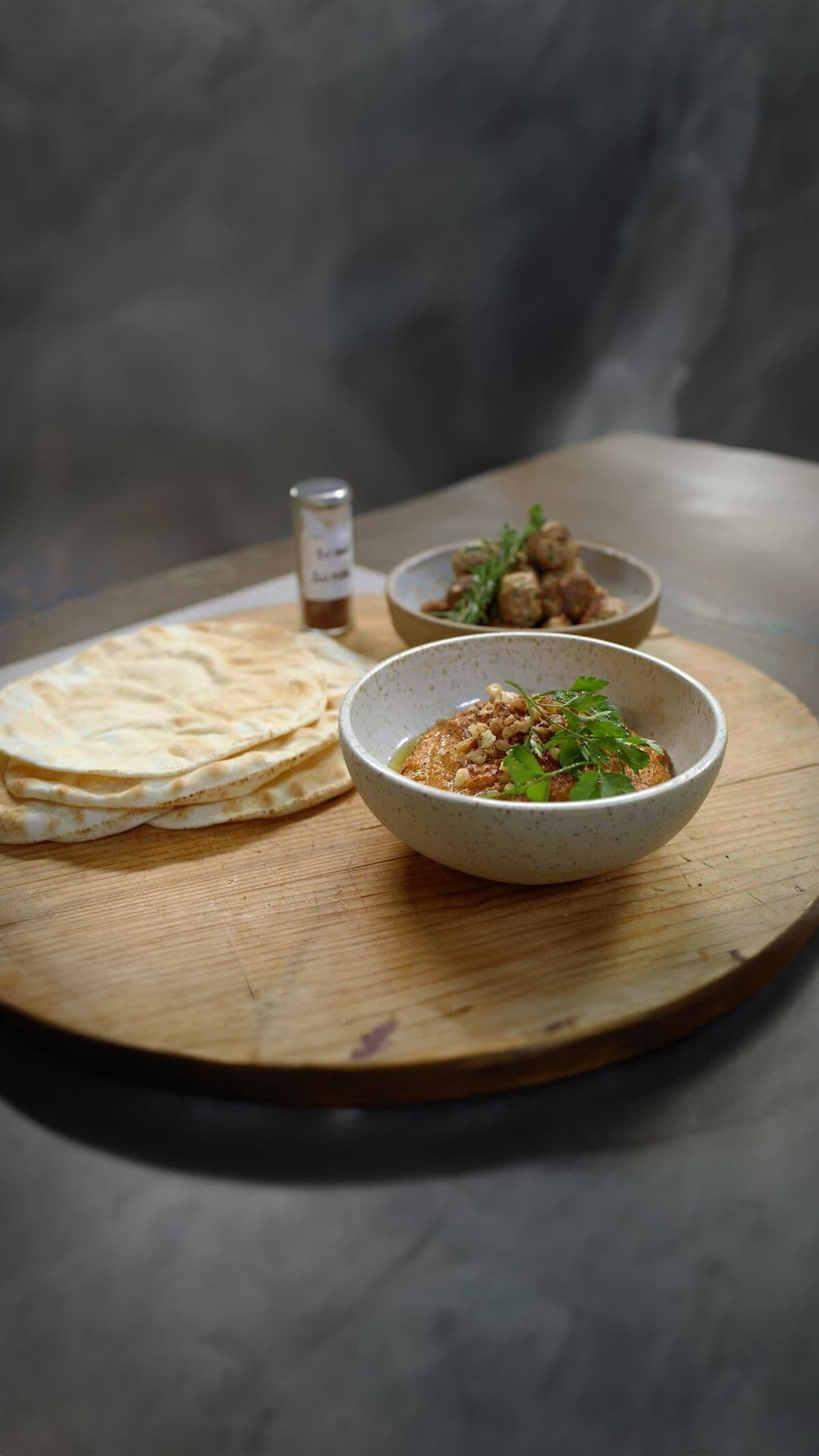 Muhammara dip met flatbread en lamsgehaktballetjes met feta